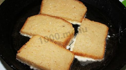 хлеб в молоке с яйцом на сковороде