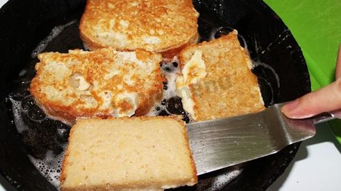 хлеб в молоке с яйцом на сковороде