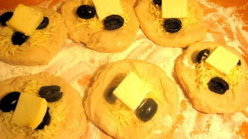 хлеб закусочный с оливками и сыром