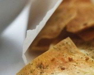 Чесночные чипсы из лаваша