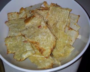 Чипсы из лаваша с яйцом сыром и колбасой