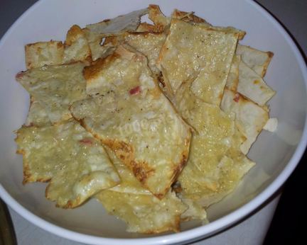 Чипсы из лаваша с яйцом сыром и колбасой