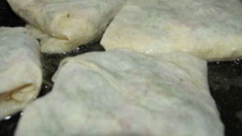 лаваш с брынзой и помидорами