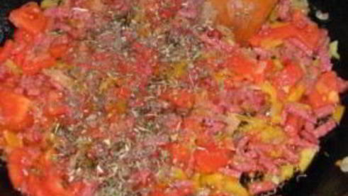 лаваш с колбасой и помидорами