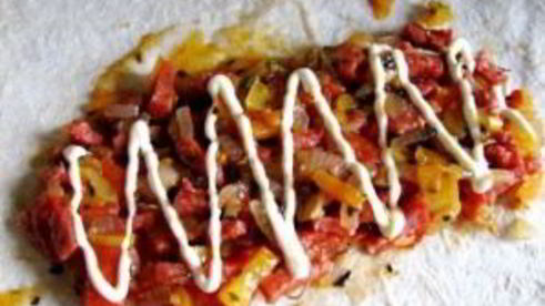 лаваш с колбасой и помидорами