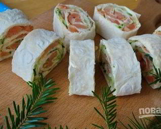 Лаваш с красной рыбой и огурцом