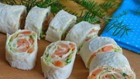 лаваш с красной рыбой и огурцом