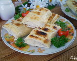 Лаваш с сыром и помидорами на костре