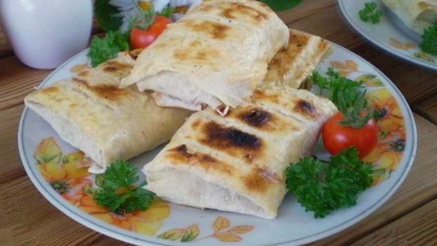 Рецепт лаваш с сыром и помидорами на костре