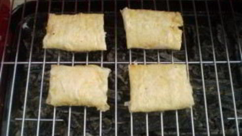 лаваш с сыром и помидорами на костре