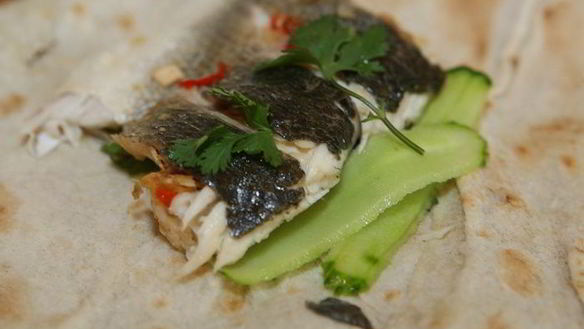 Рецепт Пряный сибас в лаваше с огурцом и зеленью