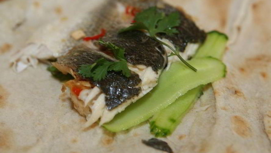 Рецепт пряный сибас в лаваше с огурцом и зеленью