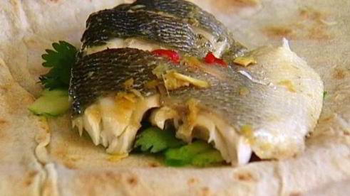 пряный сибас в лаваше с огурцом и зеленью