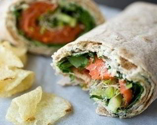 Ролл из лаваша с лососем и рукколой