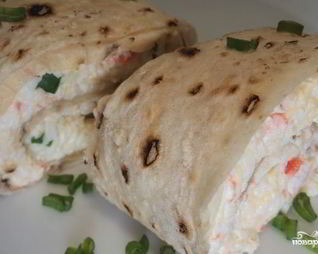Рулетики из лаваша с крабовыми палочками