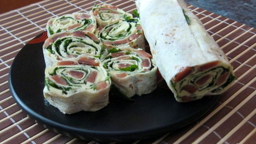 Рецепт рулетики из лаваша с красной рыбой