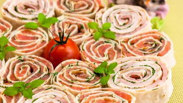 Рецепт Рулетики из лаваша с семгой и ветчиной