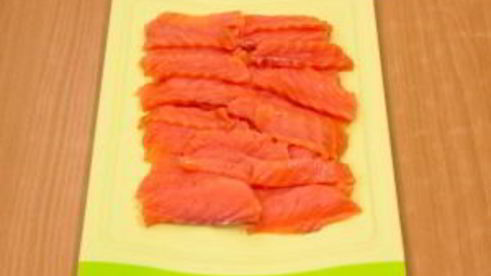 рулетики из лаваша с семгой и ветчиной