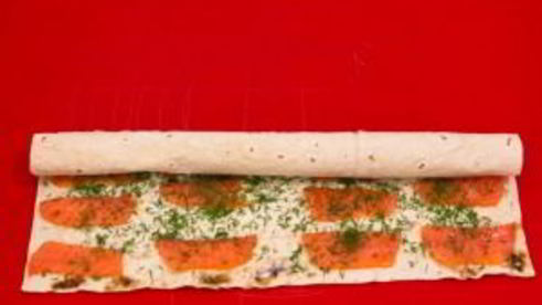 рулетики из лаваша с семгой и ветчиной