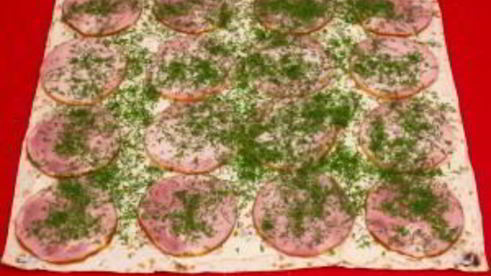 рулетики из лаваша с семгой и ветчиной