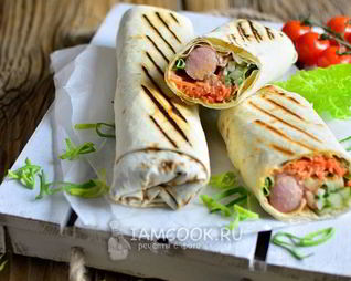 Сосиска в лаваше с корейской морковкой
