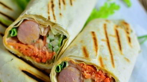 сосиска в лаваше с корейской морковкой