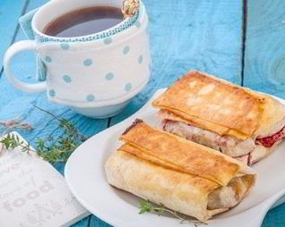 Вишня с сыром Моцарелла в лаваше