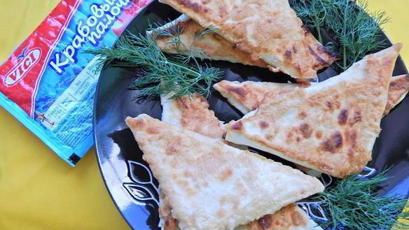 Рецепт Закуска из крабовых палочек в лаваше, обжаренная