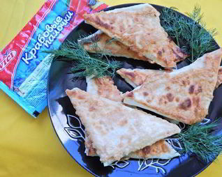 Закуска из крабовых палочек в лаваше, обжаренная