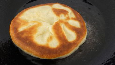 дрожжевые лепешки с мясом на сковороде