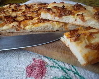 Фокачча с брынзой и карамелезированным луком