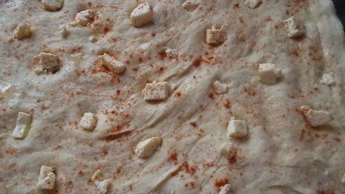 фокачча с брынзой и карамелезированным луком