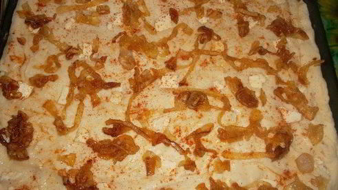 фокачча с брынзой и карамелезированным луком