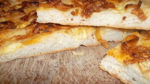 фокачча с брынзой и карамелезированным луком