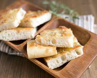 Фокачча с чесноком и розмарином