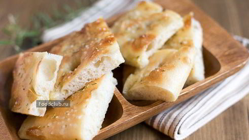 фокачча с чесноком и розмарином