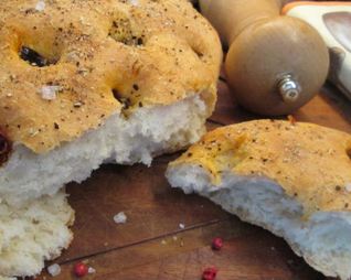 Фокачча с паприкой и вялеными томатами