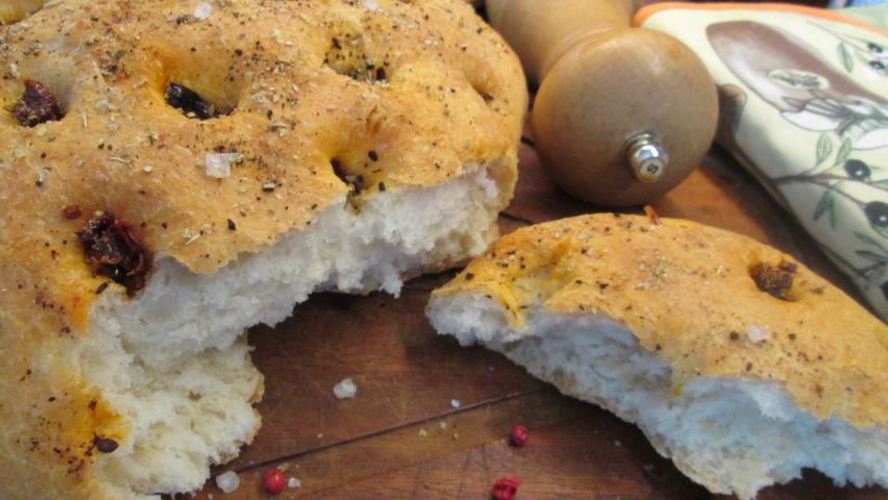 Рецепт фокачча с паприкой и вялеными томатами