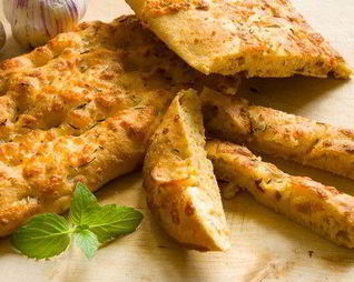 Фокачча с печеным чесноком, зеленым луком и сыром проволоне