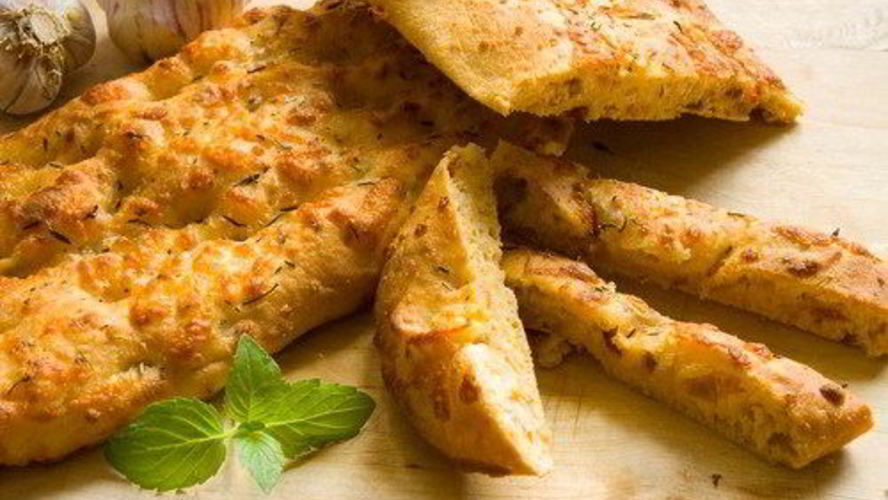 Рецепт фокачча с печеным чесноком, зеленым луком и сыром проволоне