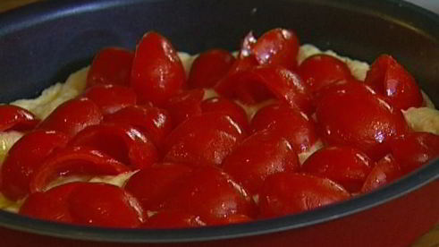 фокачча с помидорами и базиликом