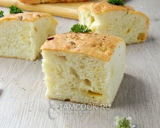 Фокачча с жареным луком и сыром