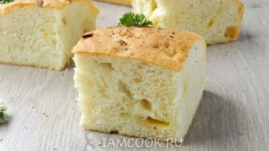 Рецепт фокачча с жареным луком и сыром