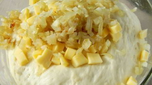 фокачча с жареным луком и сыром
