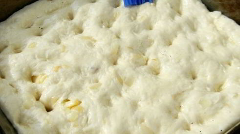 фокачча с жареным луком и сыром