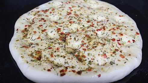 фокачча тонкая с ароматными травами