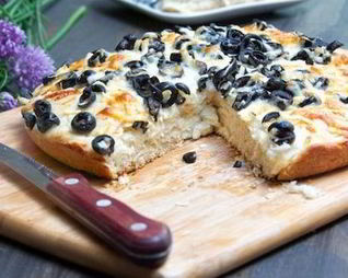 Итальянская фокачча с сыром и маслинами