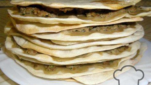 ламаджо — армянские хрустящие лепешки прослоенные мясным фаршем