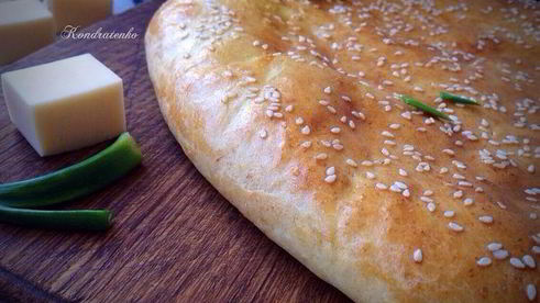 лепешка из творожного теста с сыром и зеленью