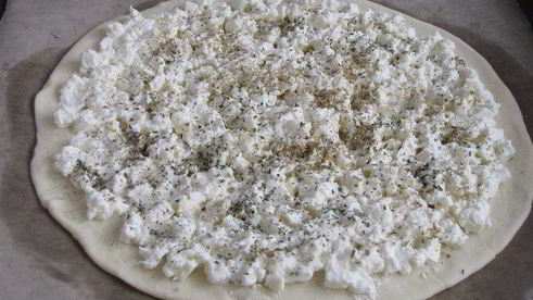 лепешка с моцареллой, фетой и орегано